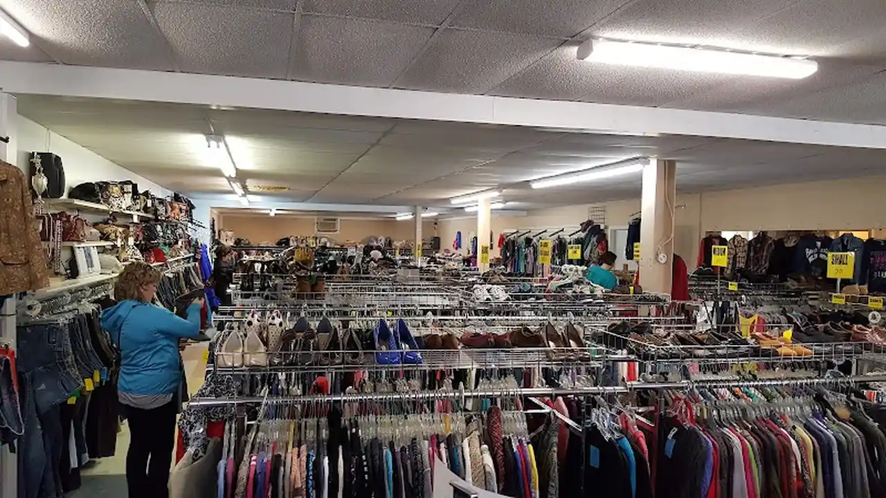 Consignment store in Bethany, Missouri: Fosters' For the Family