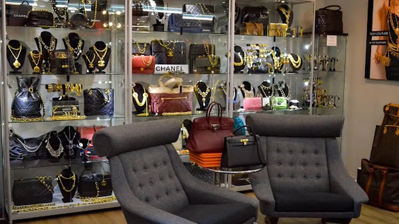 Consignment store in Carmel-by-the-Sea, California: Foxy Couture