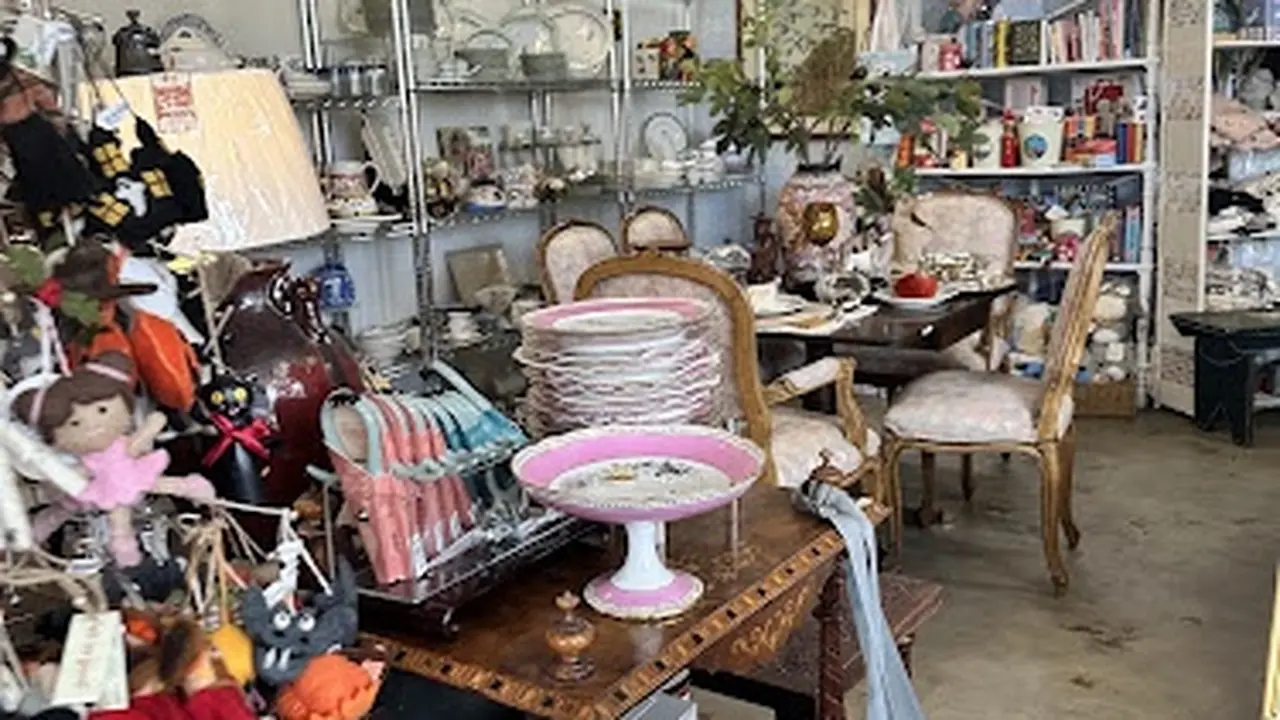 Consignment store in Torrance, California: Freighthouse