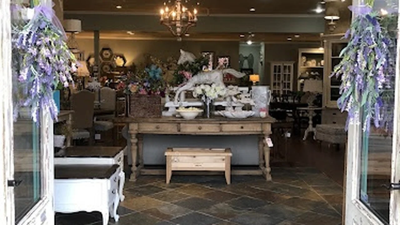 Consignment store in Oak Ridge North, Texas: French Courtyard, Home Furnishings & Consignment