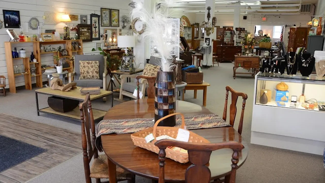 Consignment store in Hartford, Wisconsin: Furnish Traders
