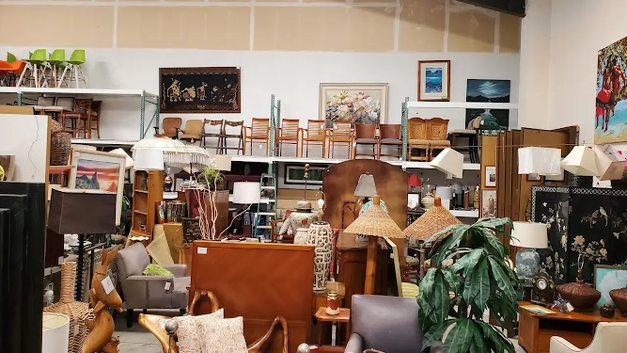 Consignment store in Kailua-Kona, Hawaii: Furnishings By Debi