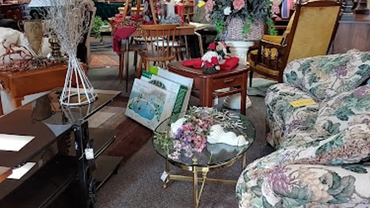Consignment store in Cortland, Ohio: Furniture Decor & More