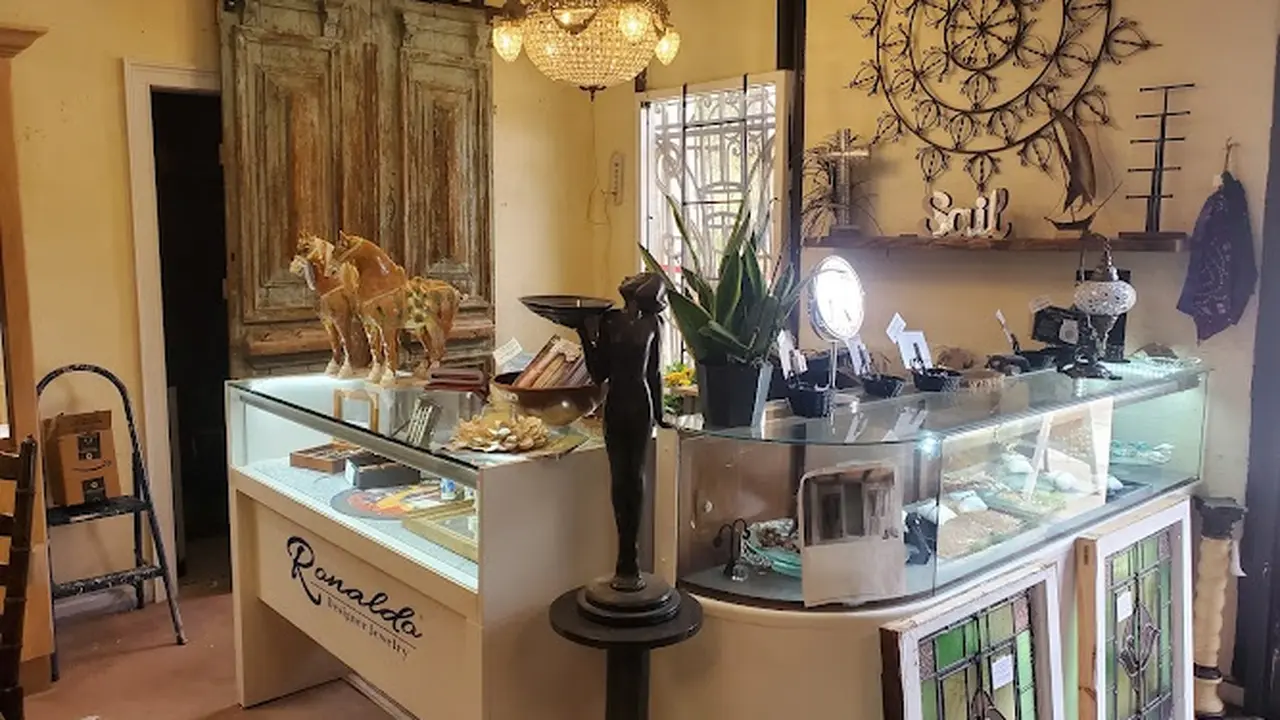 Consignment store in Hilton Head Island, South Carolina: Furniture Solutions 151