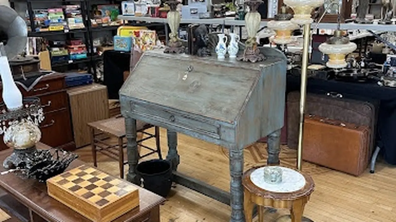 Consignment store in Hudson, Wisconsin: Garage Sale Titans