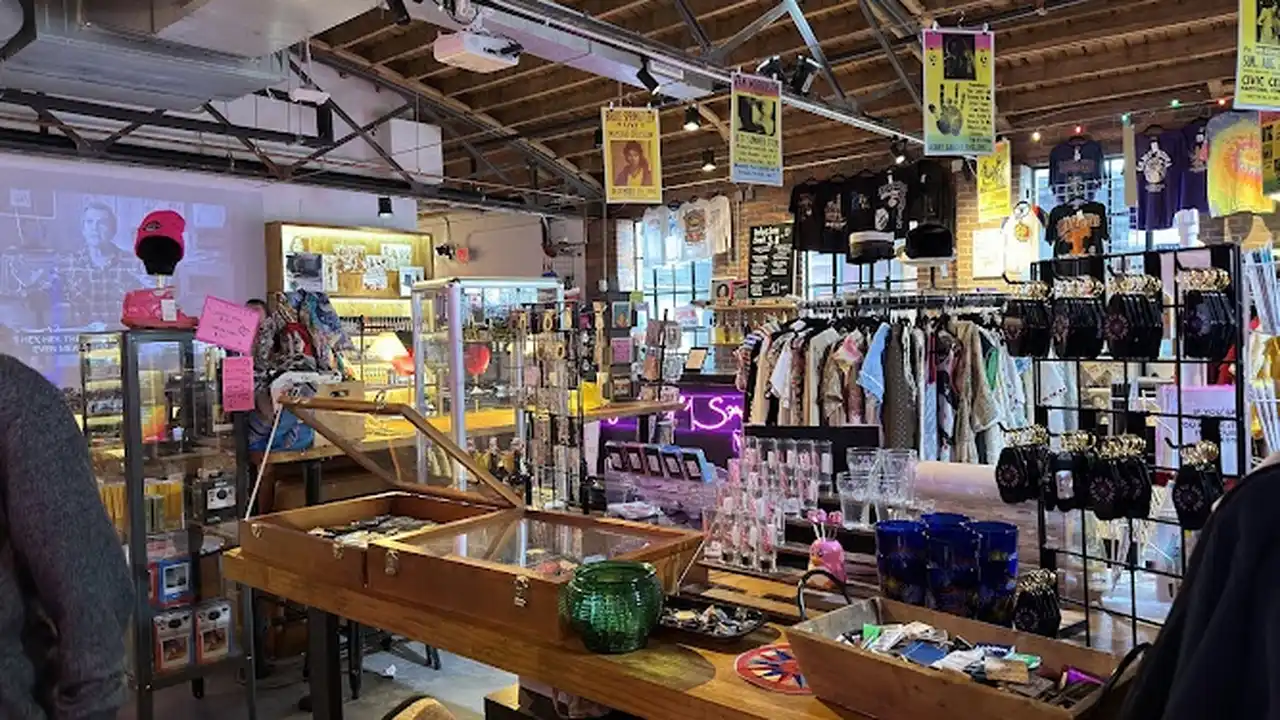Consignment store in Nashville, Tennessee: Garage Sale Vintage