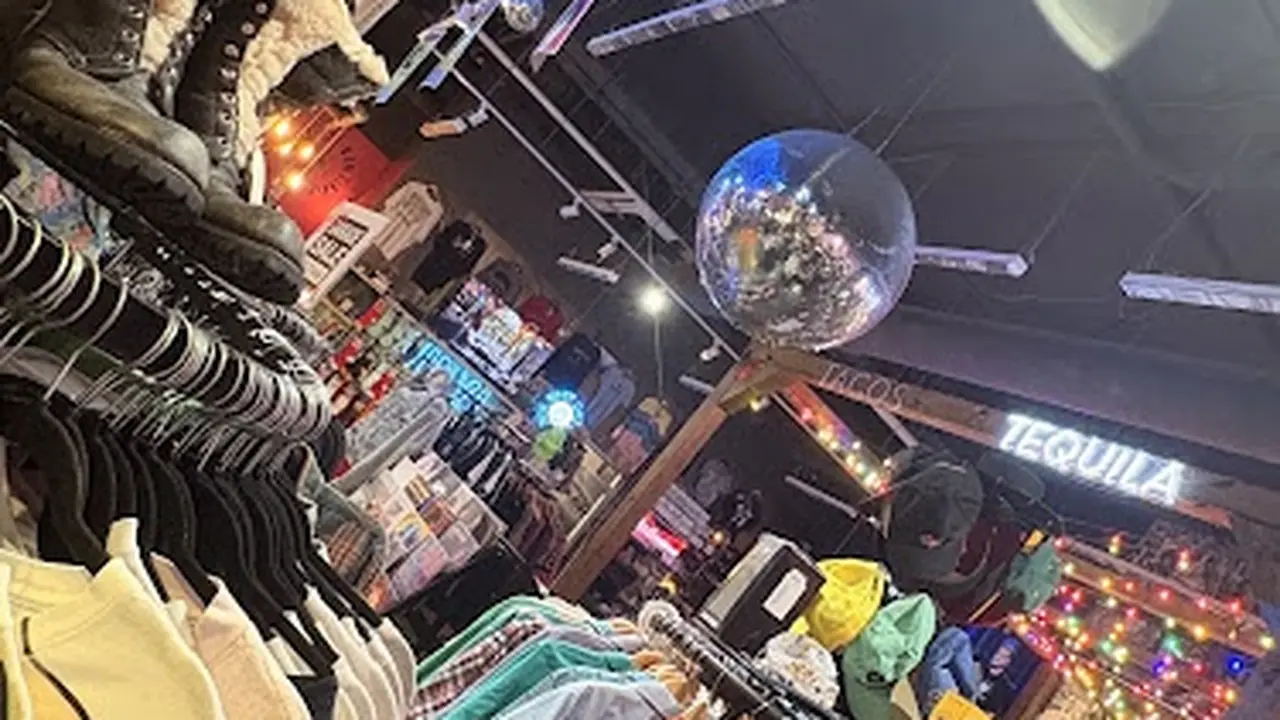 Consignment store in Nashville, Tennessee: Garage Sale Vintage