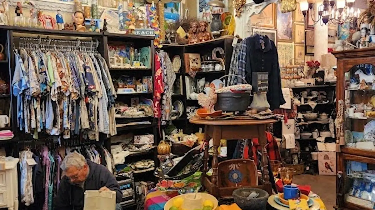 Consignment store in Williams, California: Garrison's