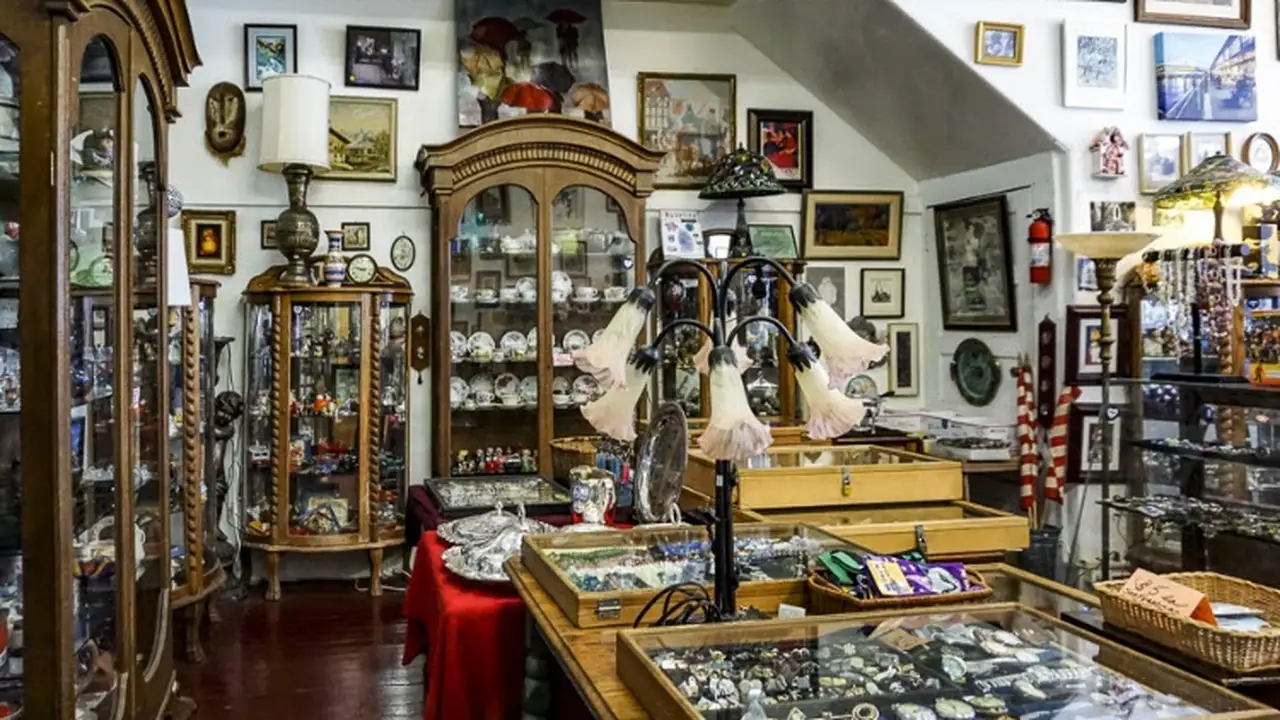 Consignment store in San Francisco, California: Gaslight & Shadows Antiques