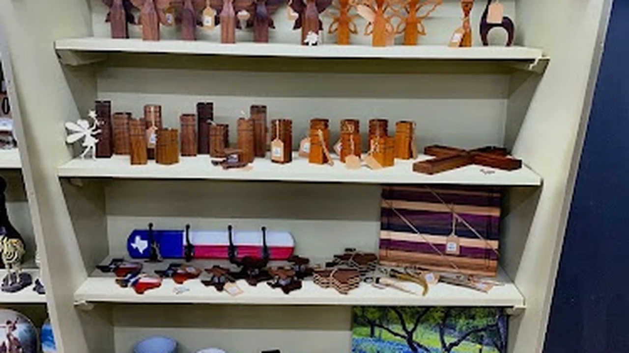 Consignment store in Cleburne, Texas: Gem Dandies