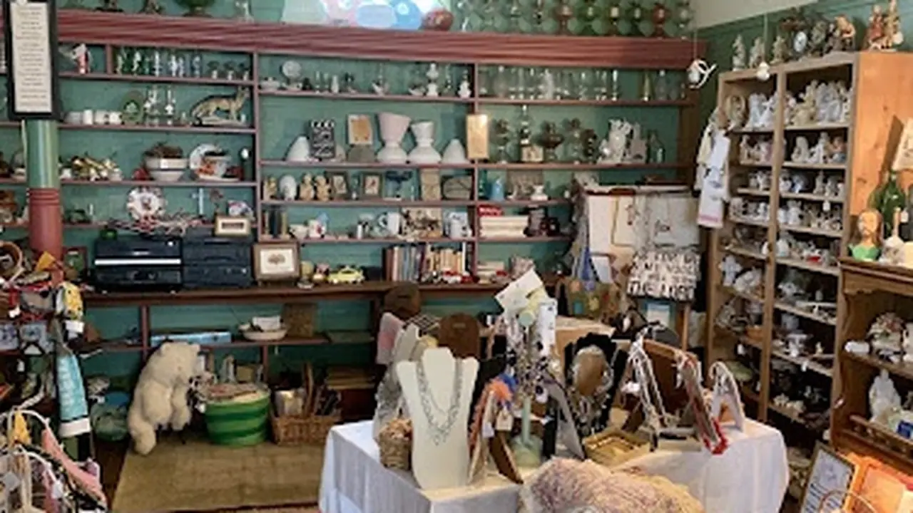 Consignment store in Uniontown, Missouri: Giftings at the Old Store