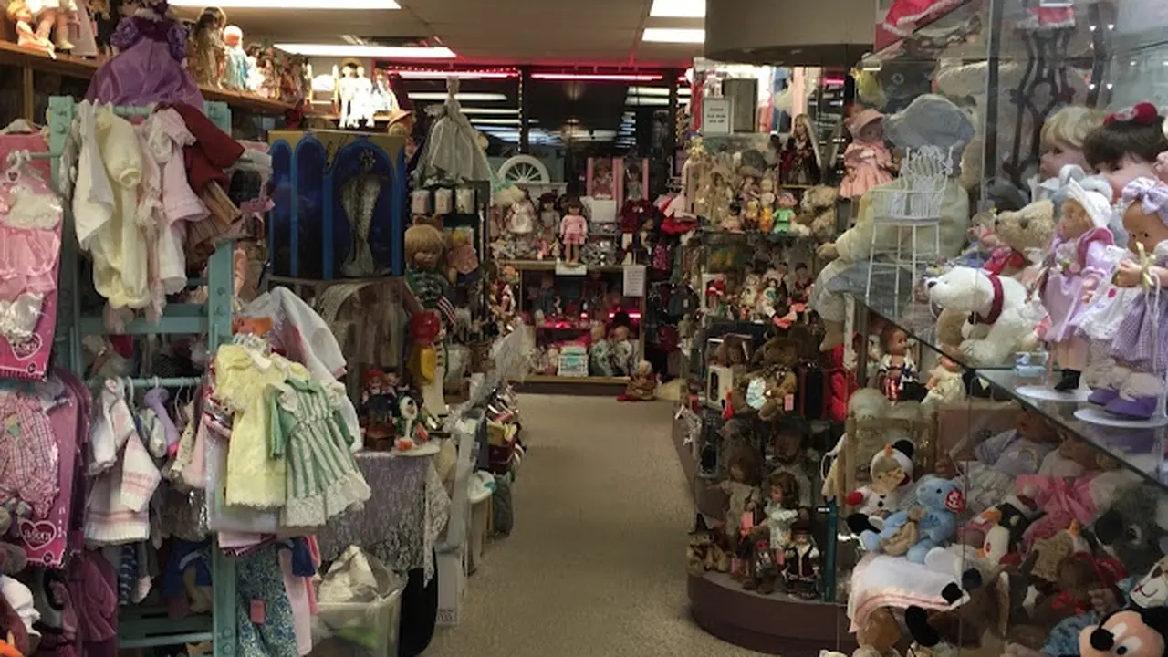 Consignment store in Chicago, Illinois: Gigi's Dolls and Sherry's Teddy Bears