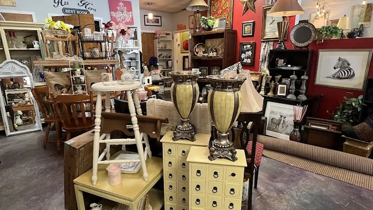 Consignment store in Pace, Florida: Gigis Treasures