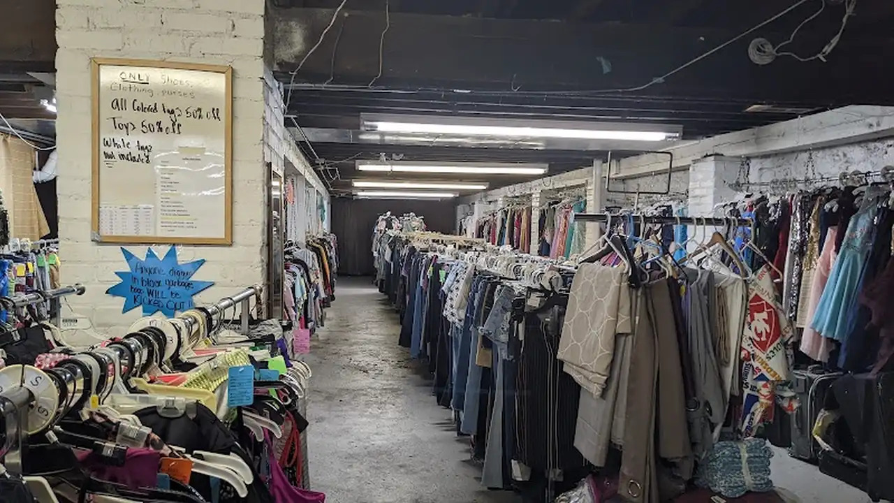 Consignment store in Monticello, Iowa: Gingham Dog