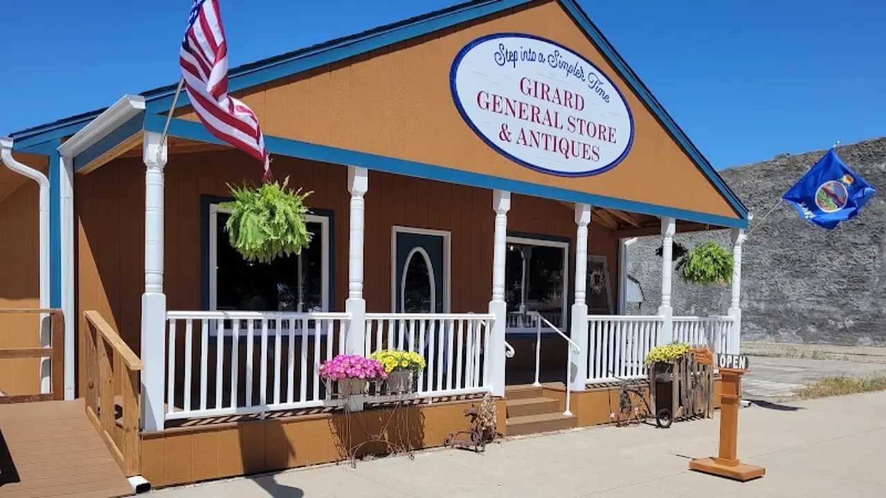 Consignment store in Girard, Kansas: Girard General Store & Antiques