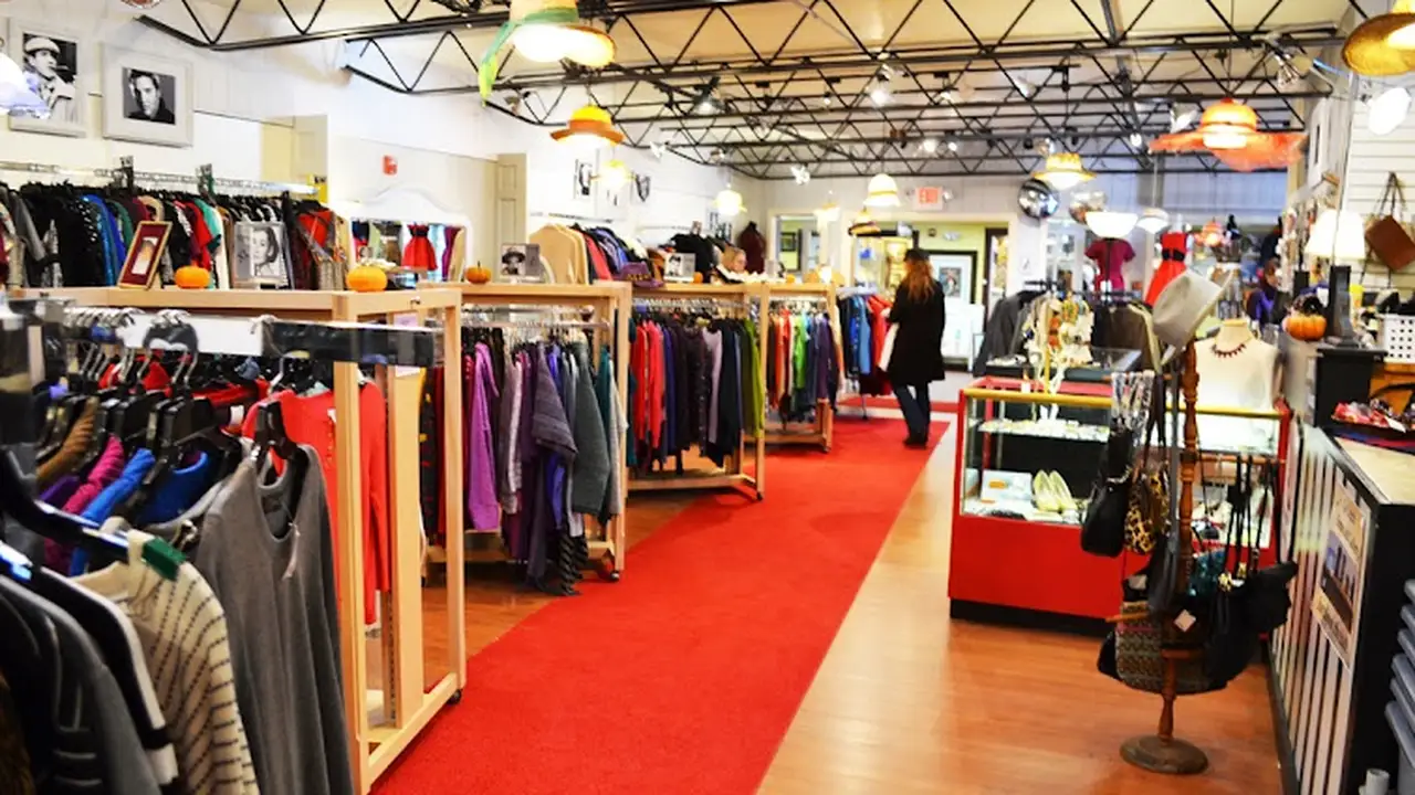 Consignment store in New London, New Hampshire: Go Lightly Consignment Boutique