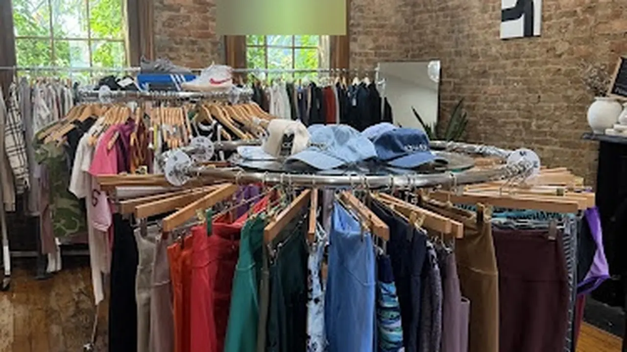 Consignment store in Clarksville, Tennessee: Goldie And Bird