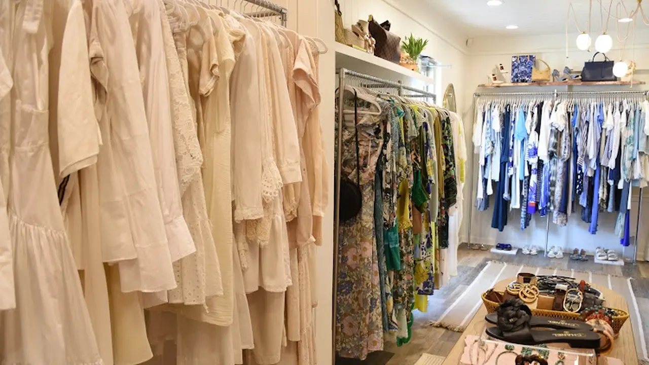Consignment store in Jacksonville Beach, Florida: Goldyn Hour Style