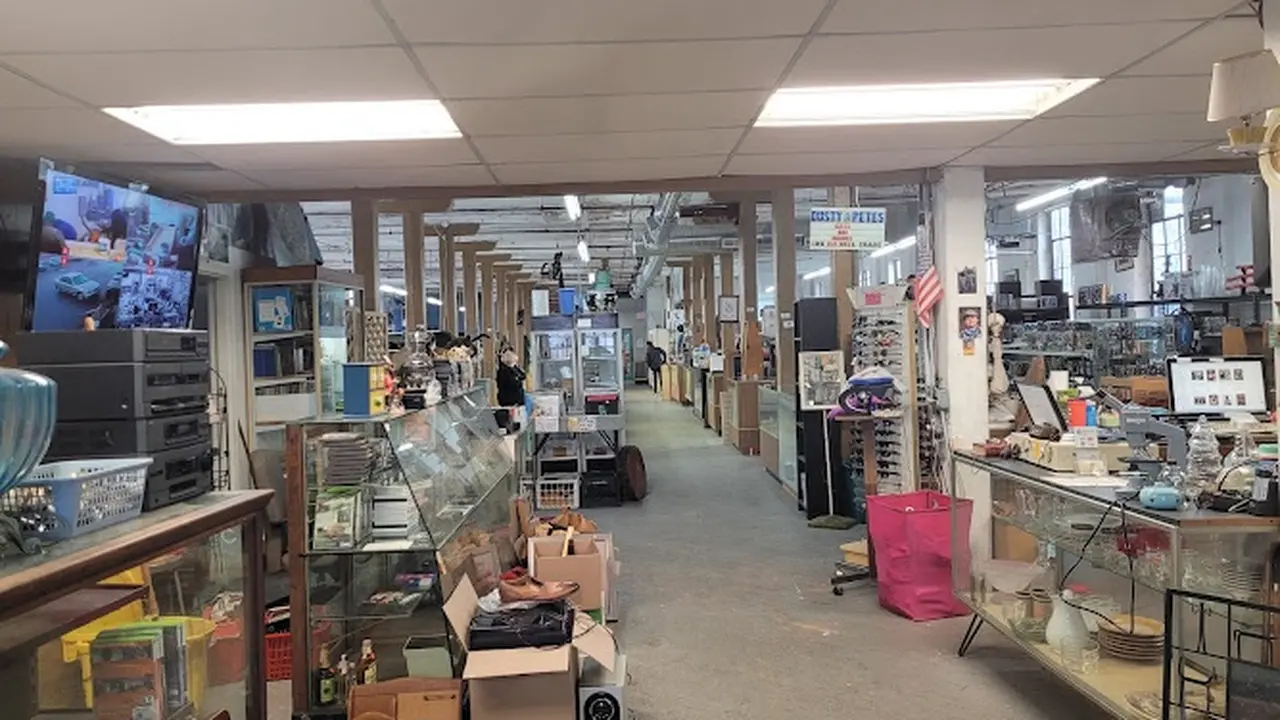 Consignment store in Auburn, New York: Grandma Jaree's Emporium