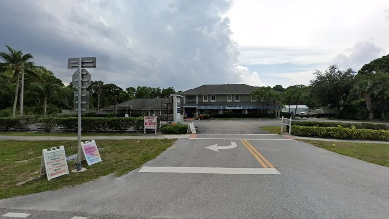Consignment store in Stuart, Florida: Grape Living