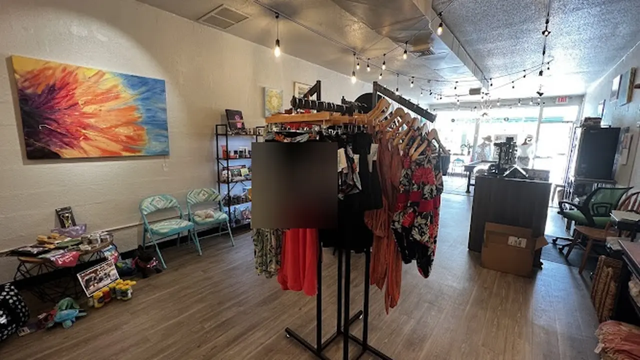 Consignment store in Englewood, Florida: Green Artist Consignment & Gifts