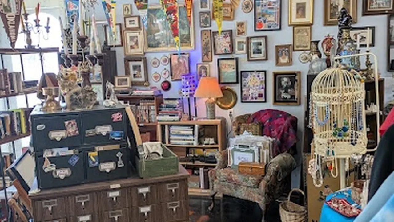 Consignment store in Gainesville, Florida: Grove Galleria Local Vendor Market