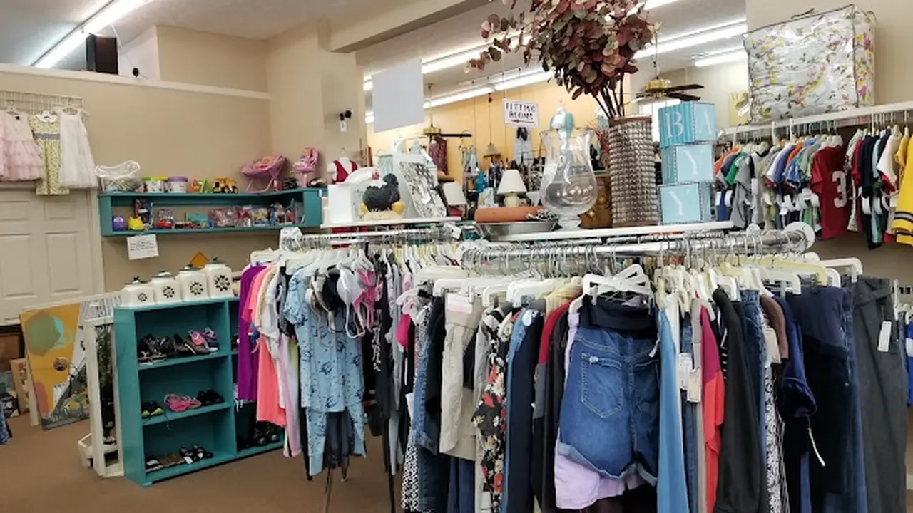 Consignment store in Powder Springs, Georgia: Hand-Me-Up's