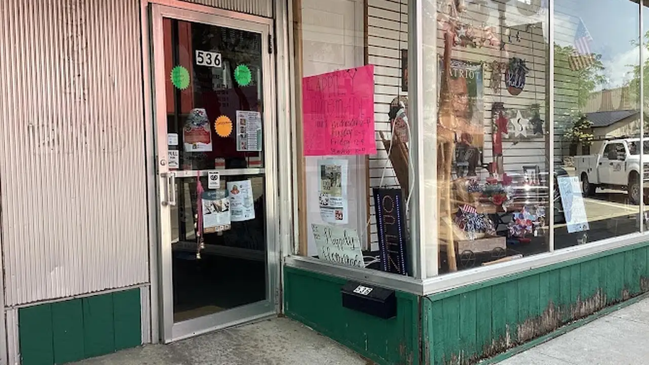 Consignment store in Webster City, Iowa: Happily Homemade & More