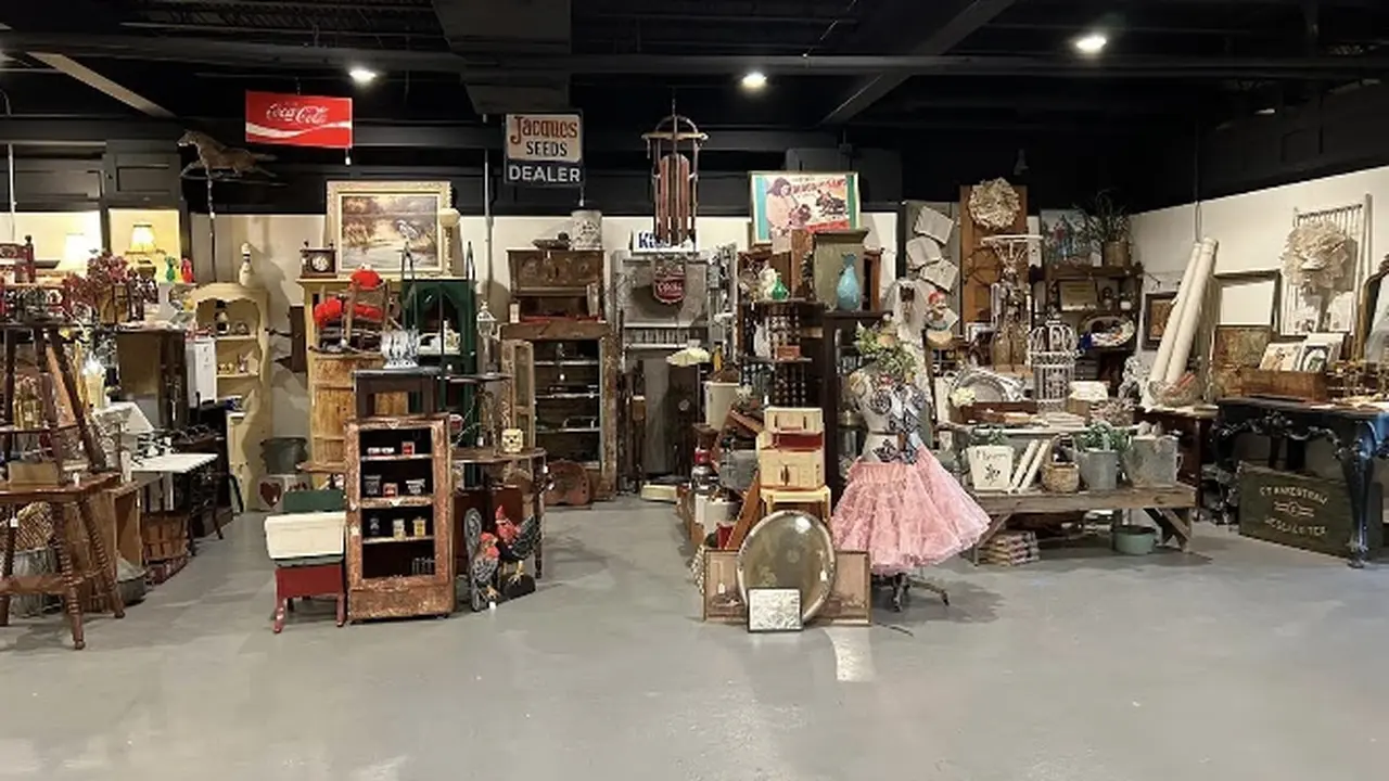 Consignment store in Paris, Texas: Happy Hoarder Antiques & More