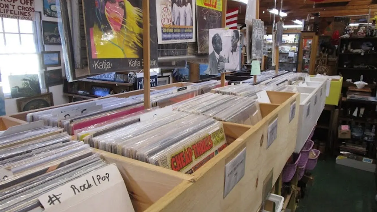 Consignment store in West Harwich, Massachusetts: Harwich Antiques Center