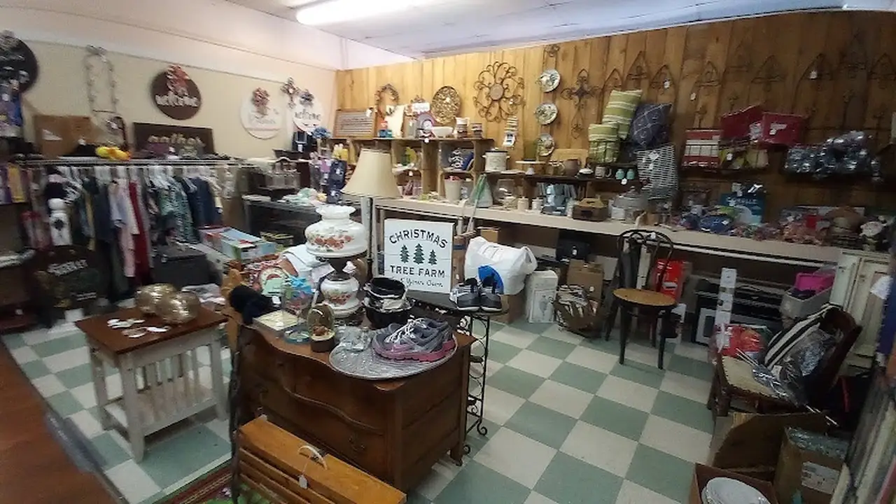 Consignment store in Scottsboro, Alabama: He Sells She Sells