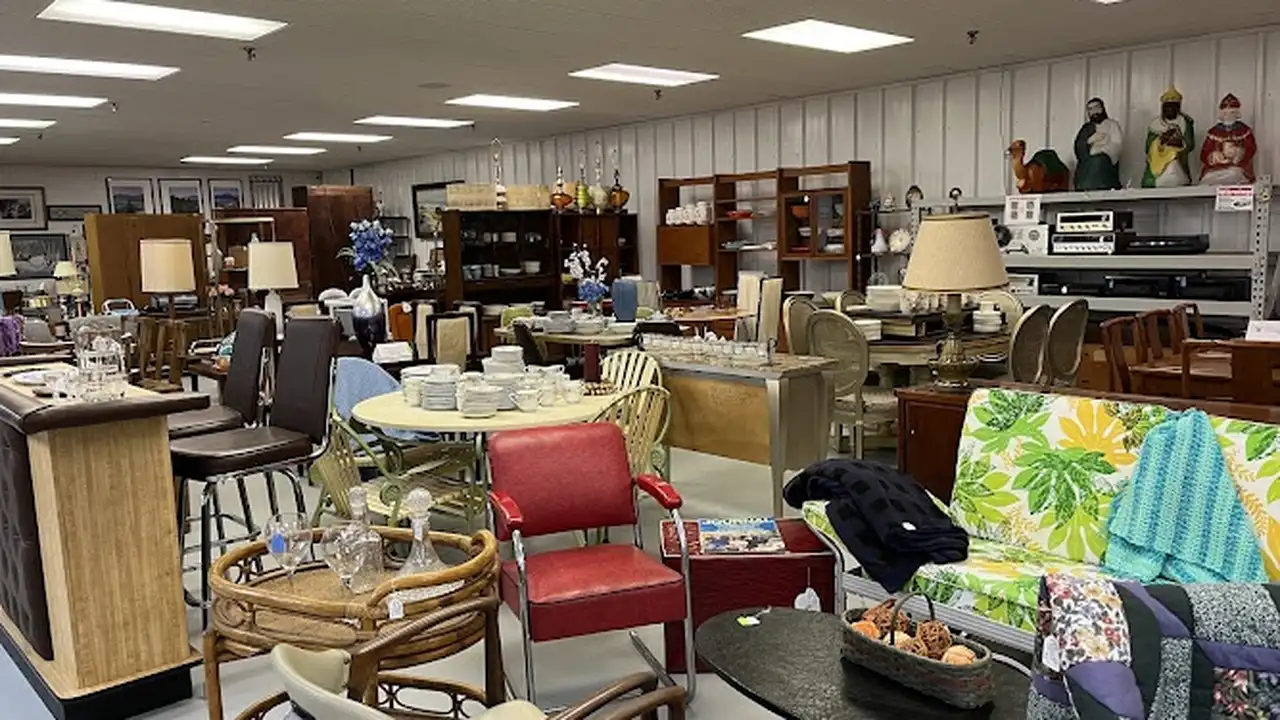 Consignment store in Sioux City, Iowa: Heart & Soul Treasures Flea Market