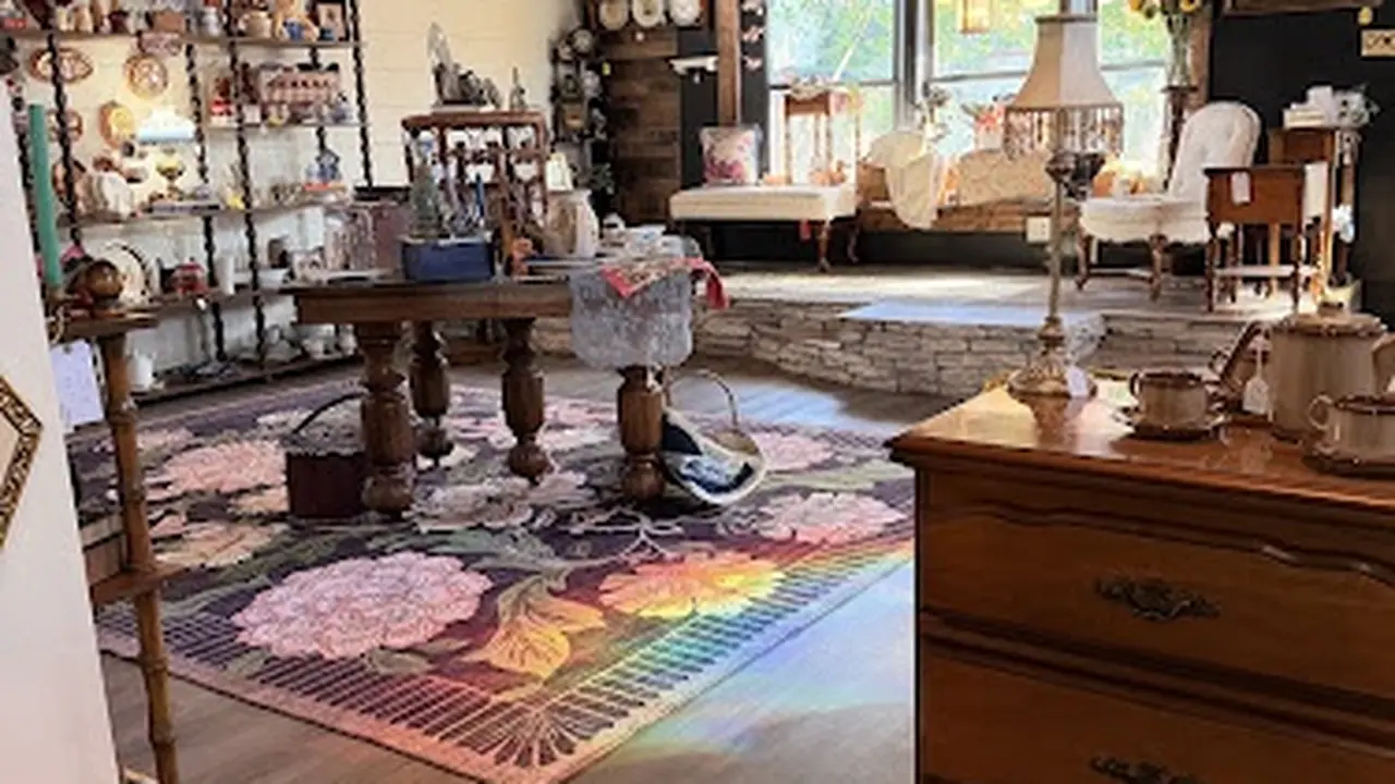 Consignment store in Lenoir City, Tennessee: Hearth and Honor Co.