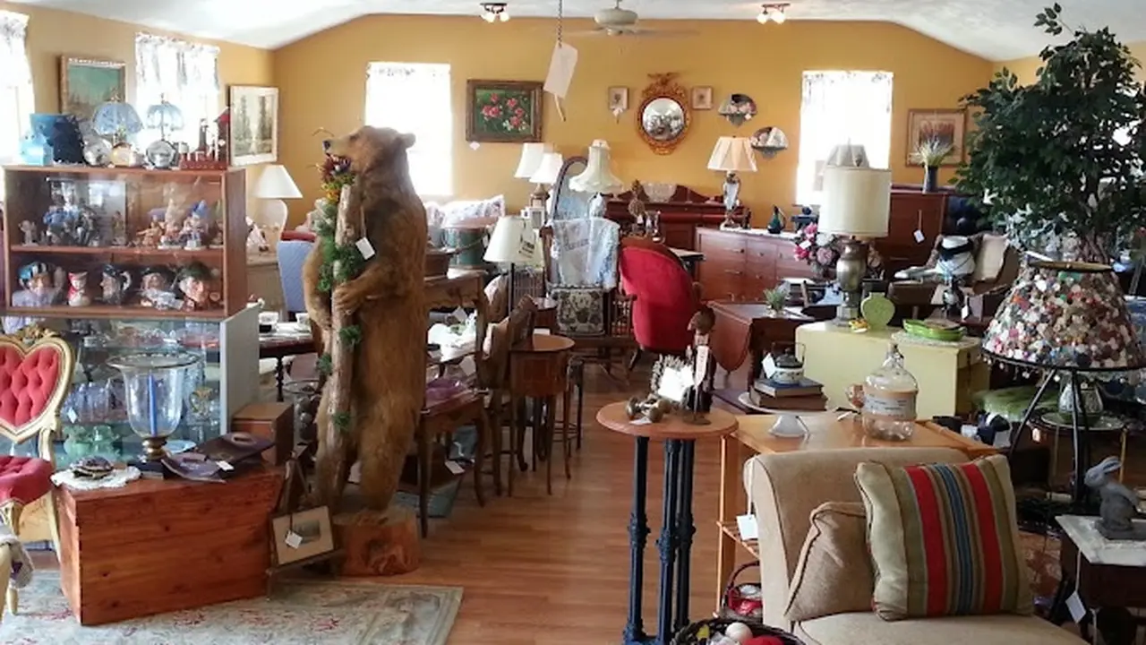 Consignment store in Sebring, Florida: Heartland Treasures Furniture