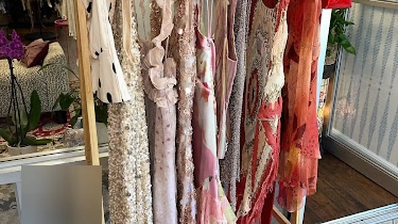 Consignment store in Osterville, Massachusetts: Heartless Tides