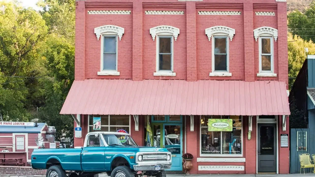 Consignment store in Basalt, Colorado: Heirlooms