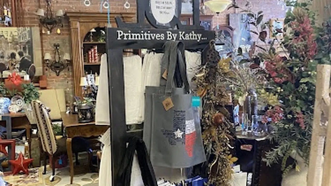 Consignment store in Wichita Falls, Texas: Hello Again