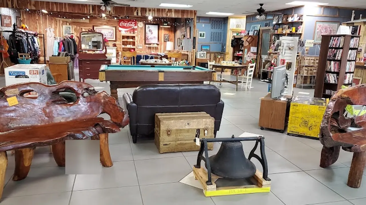 Consignment store in Berryville, Arkansas: Hidden Treasures Antiques and Collectibles