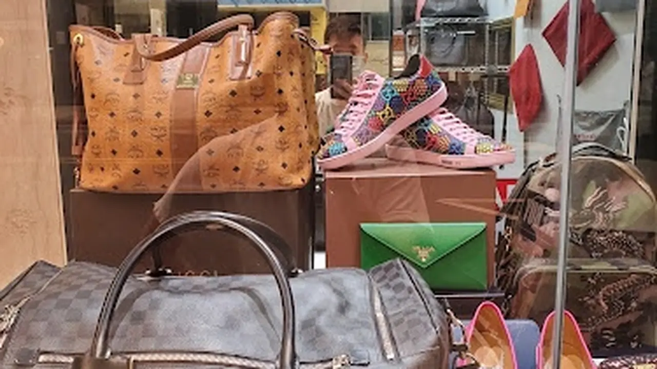 Consignment store in Los Angeles, California: HIGH-END N