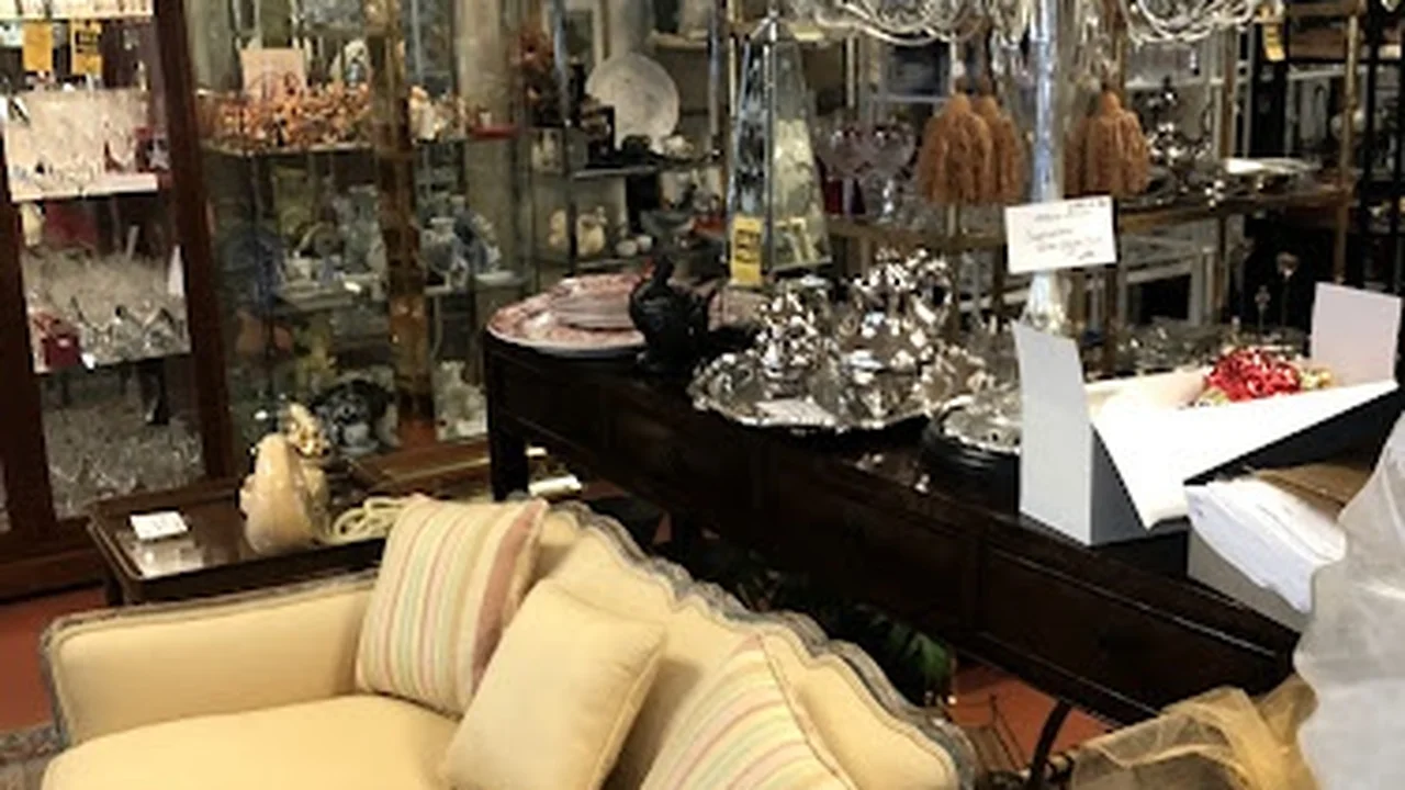 Consignment store in Orinda, California: Hilton House Consign & Design