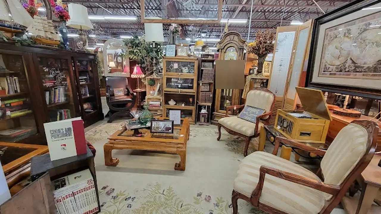 Consignment store in Boardman, Ohio: Home Again Consignment Furniture