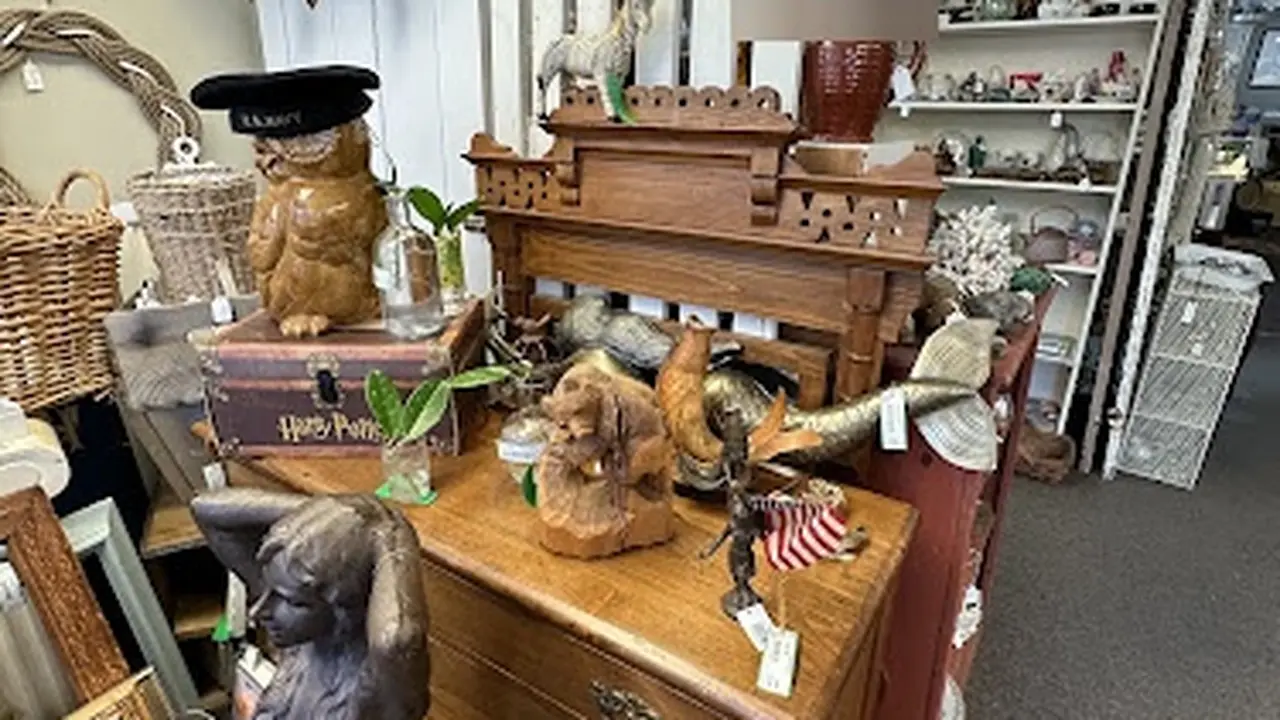 Consignment store in East Falmouth, Massachusetts: Home Again