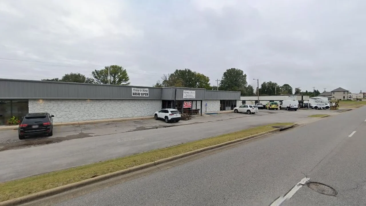 Consignment store in Muscle Shoals, Alabama: Home To Home