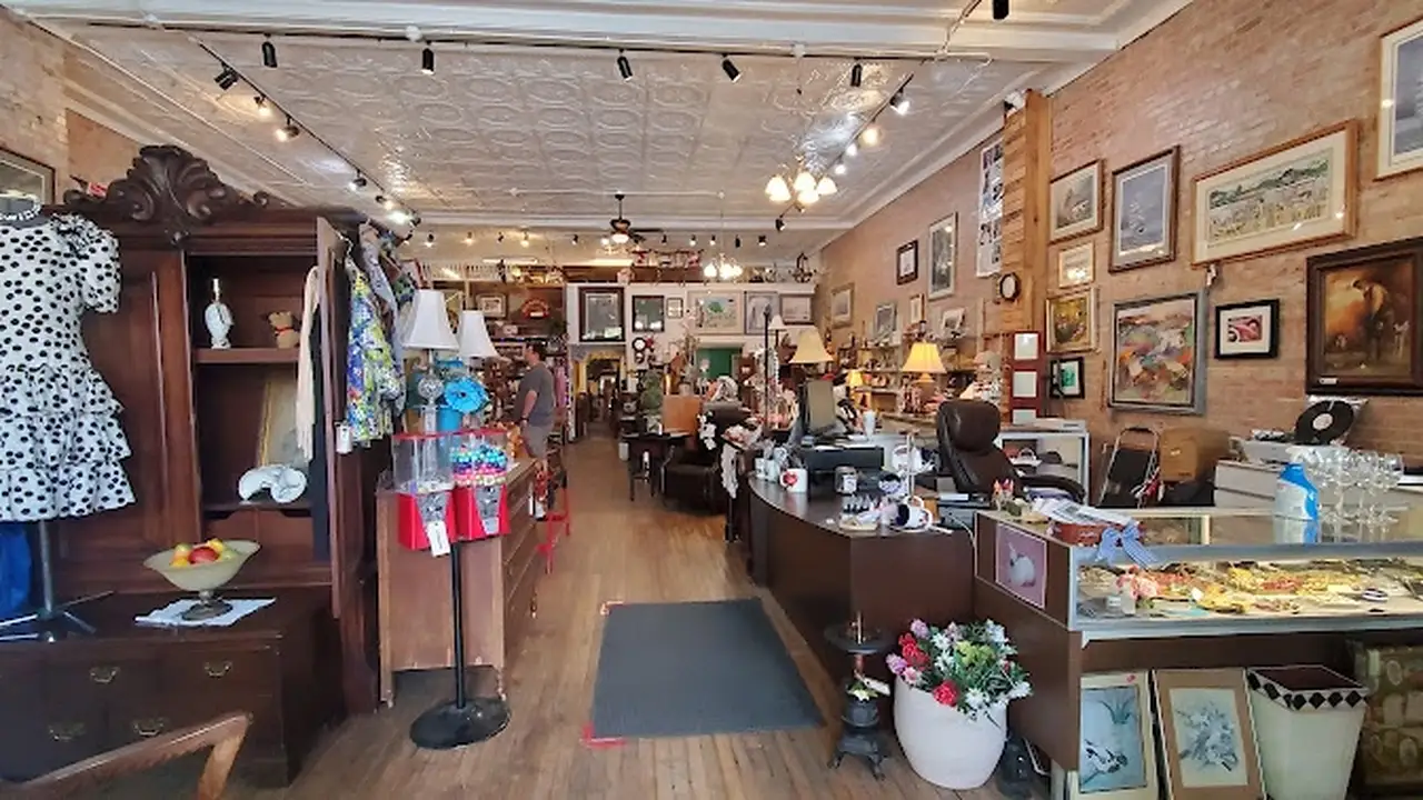Consignment store in Boyne City, Michigan: HomeAgain