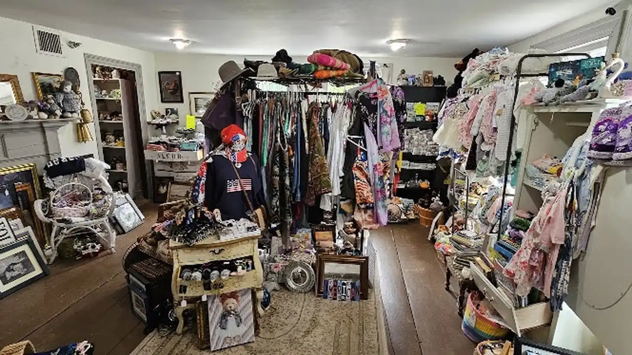Consignment store in Standish, Maine: Hometown Furnishing co
