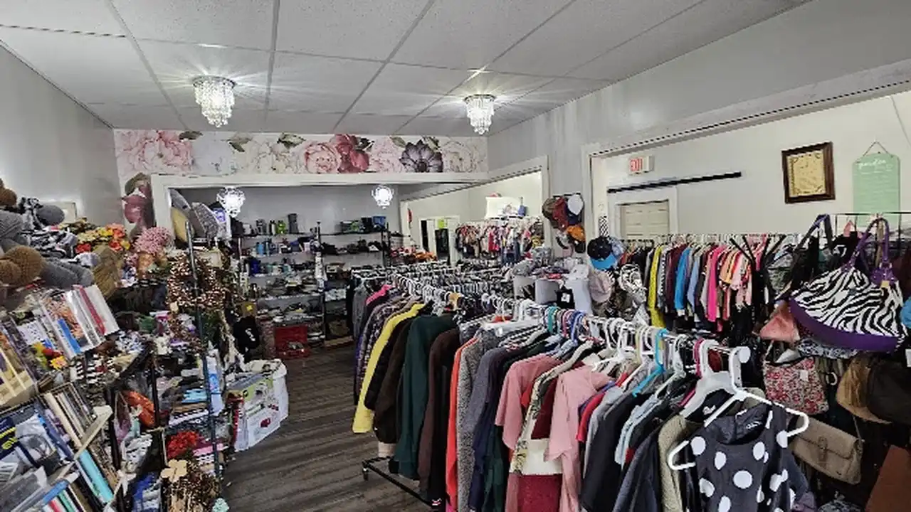 Consignment store in Gallipolis, Ohio: Hometown Treasures Thrift Store