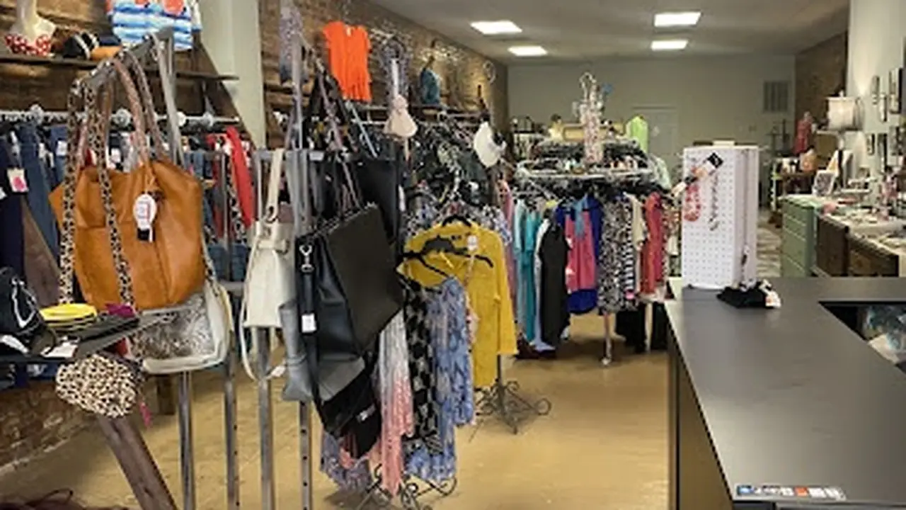 Consignment store in South Boston, Virginia: Honeybees Consignment