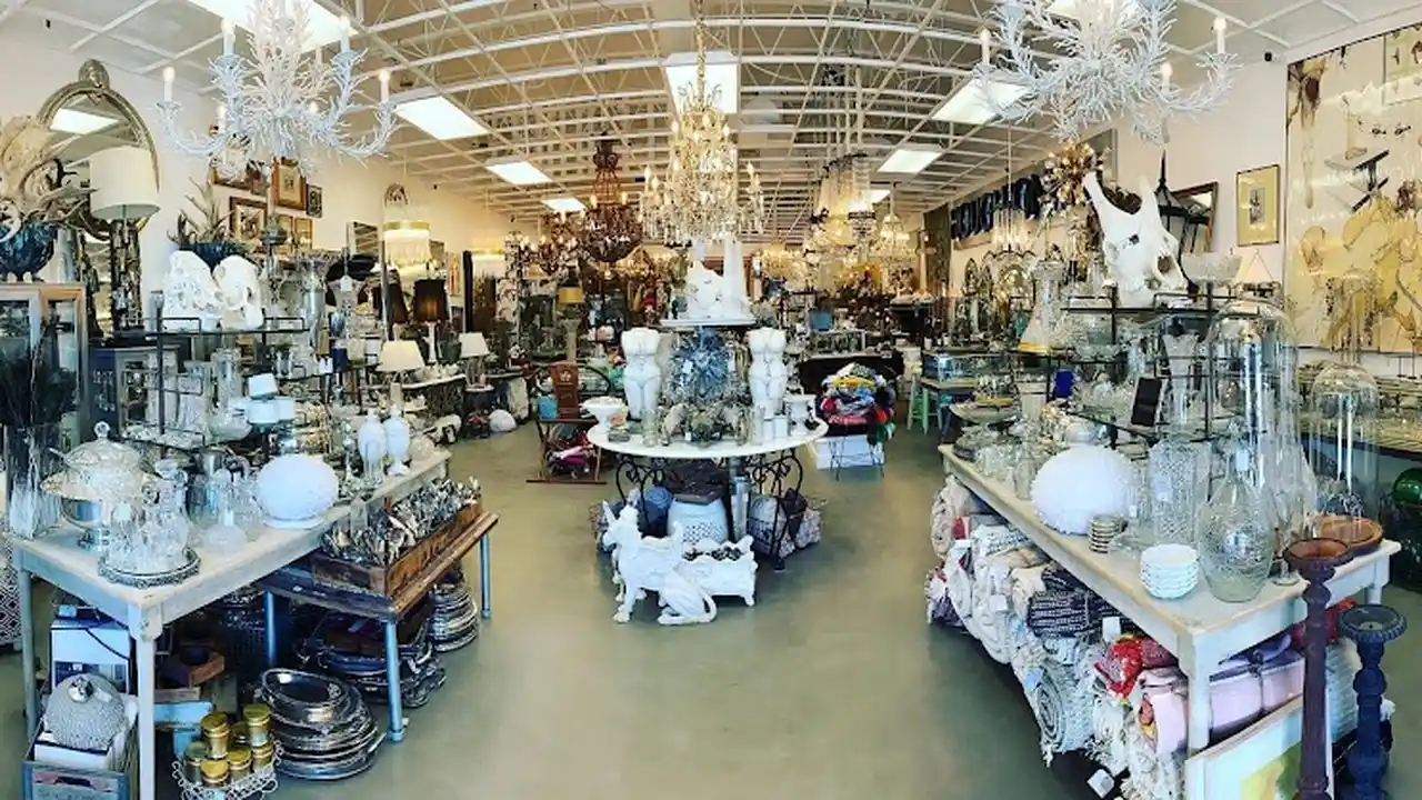 Consignment store in Anchorage, Alaska: HOUGHTONHILL
