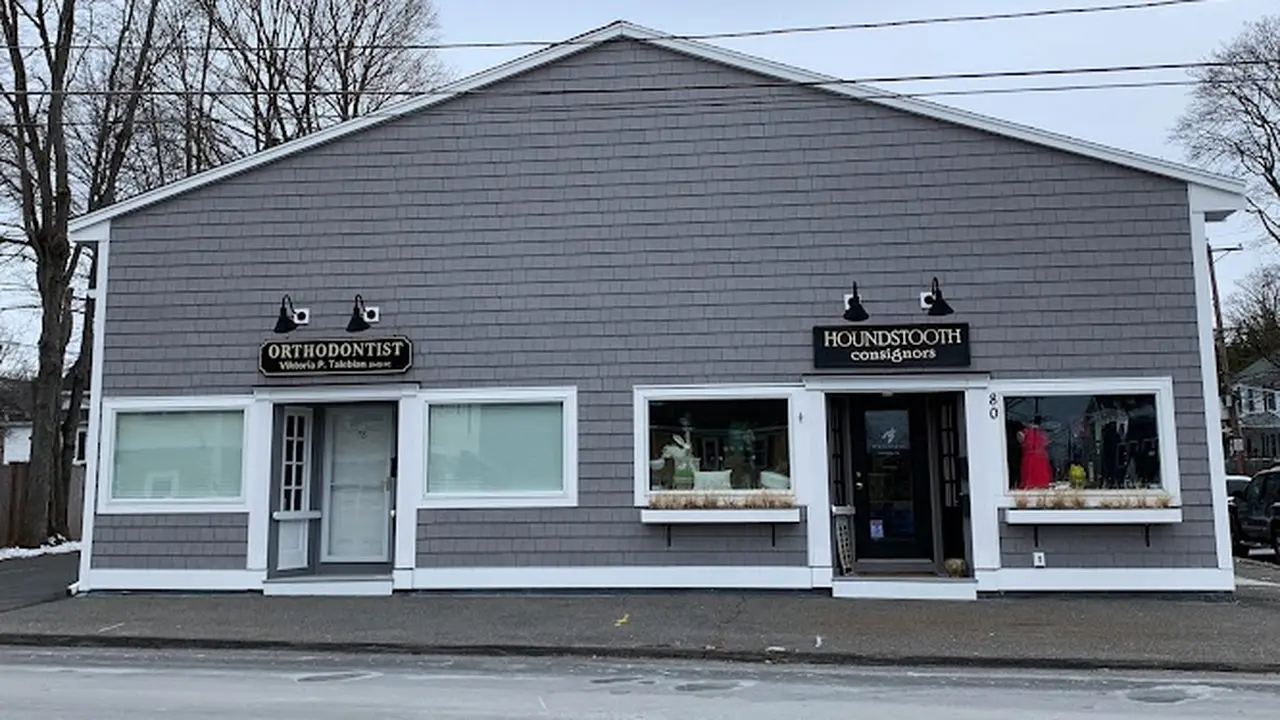 Consignment store in South Hamilton, Massachusetts: Houndstooth Consignors