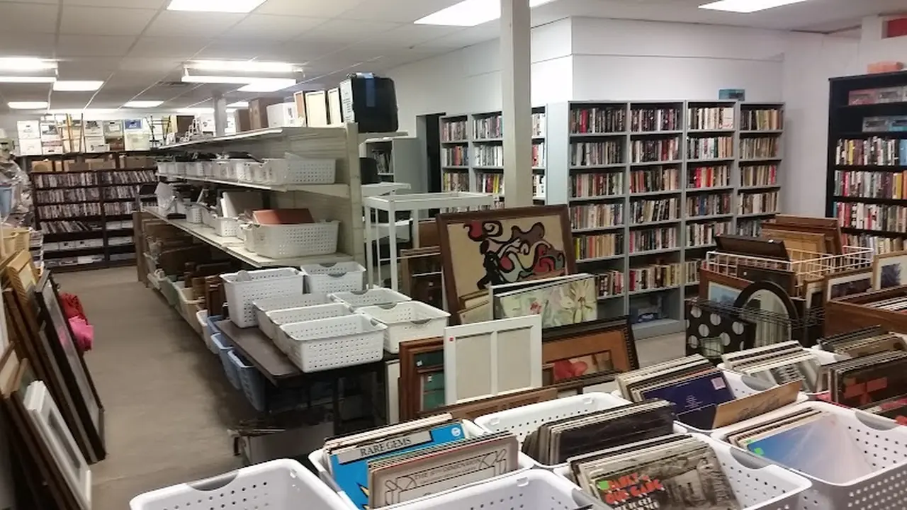 Consignment store in Iowa City, Iowa: Houseworks